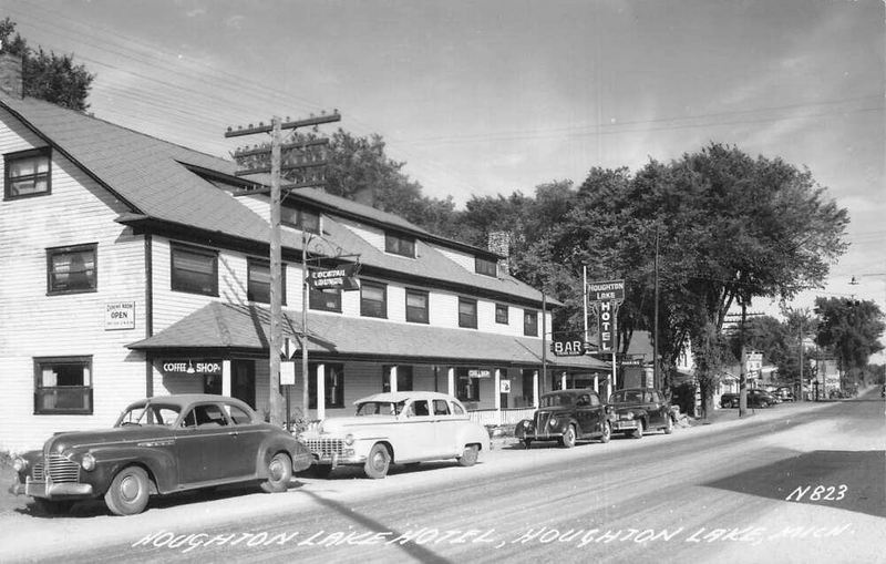 Houghton Lake Hotel (Houghton Lake Tavern, Heards Hotel) - Historical Photo (newer photo)